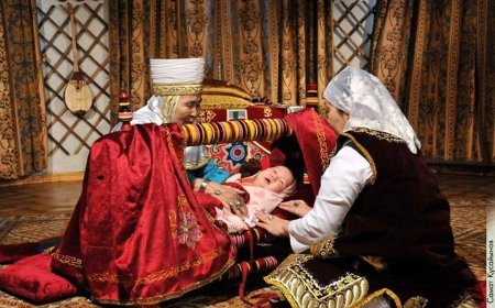 «Басы үлкейіп, сүйектері дұрыс жетілмейді»: Дәрігерлер бесіктің зиян екенін айтты