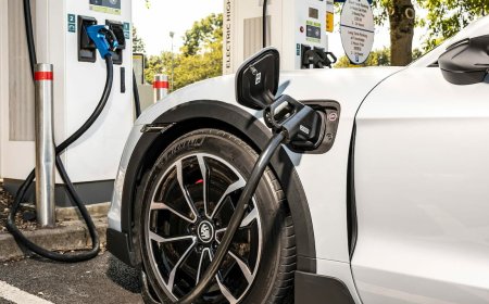 «ҚазАвтоЖол» уәде еткен 40 қуаттау станцияның тек 23-ін ғана қойған» - депутат