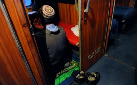 «Басқаларға қолайсыздық тудырмаңыздар!»: Желі қолданушысы қоғамдық орында намаз оқитындарды сынады