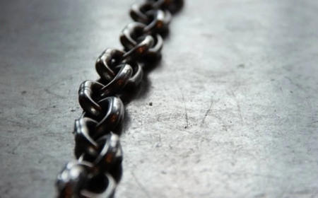 Топтық зорлаудың құрбаны болған 15 жастағы қызды анасы шынжырмен байлап қойған