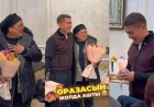 «Өмірімде бірінші рет гүл алып тұрмын»: бизнесмен тазалықшы әйелдерді үй жинауға шақырып, сый-құрмет көрсетті