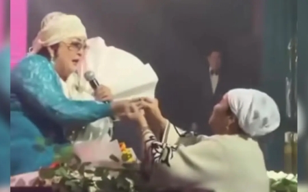 «Алтын сақина тағып барамын»: Димаш Құдайбергеннің әжесі Мақпал Жүнісоваға бағалы сыйлық жасады