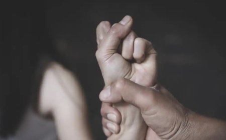 «Қолын футболкасының астына салған»: мұғалім 9 жастағы қызды сабақ үстінде қорлаған