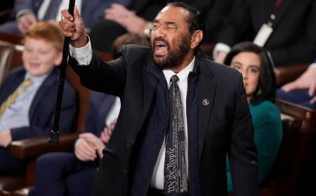 Трампқа қарсы шыққан конгрессмен залдан қуылды (ВИДЕО)