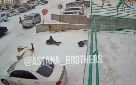Астанада тұрғын үйдің пандусынан сырғанаған баланы көлік таптап кетті (ВИДЕО)