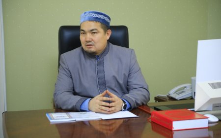 «Орамал таққан, тақия киген коучтар ұятсыз контент таратып жүр» – бас имам