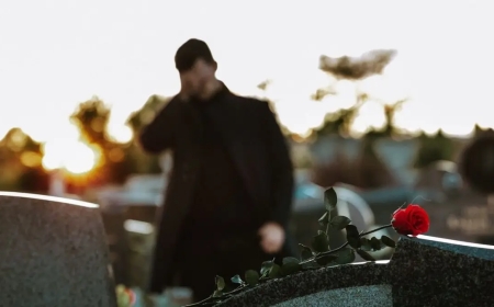 «Ол ренжіді»: Әзілкеш 8 наурызға әйеліне зираттан орын сыйлады