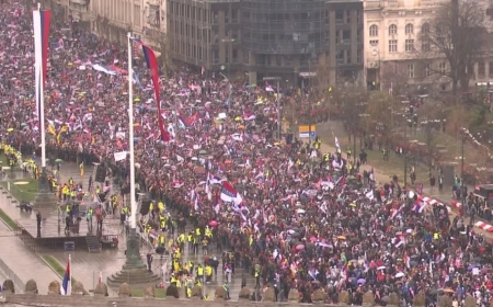 Сербия астанасы Белградта мыңдаған адам президент Вучичтің отставкасын талап етті