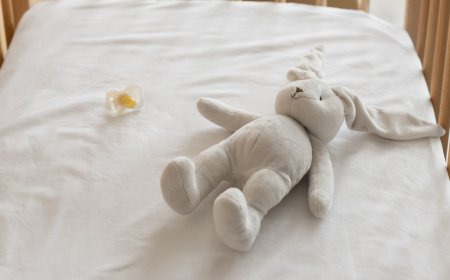 «Құлағын кесіп, аяғын темекімен күйдірген»: Ресейде өгей әкесі бір жарым жасар баланы азаптаған