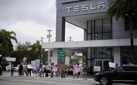 АҚШ пен Еуропадағы Tesla салондарының маңында Илон Маскқа қарсы наразылық акциялары өтті