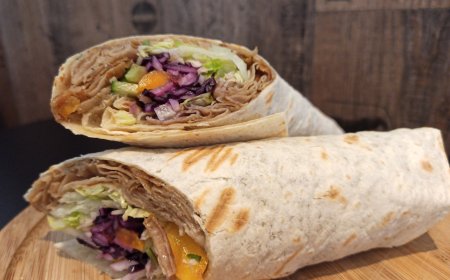 Донерден шаш шықты дегенім үшін сүйреп шығарып тастады: Ақтауда донерхана иесі келушіні соққыға жыққан (ВИДЕО)