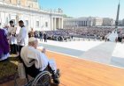 Папа Римский Франциск впервые появился на публике после болезни