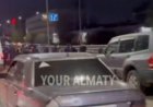 Екі адам қаза тапты: Алматыда мотоцикл жүргізушісі жолдағы жұмысшыларды қағып кетті