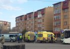 В Косшы микроавтобус с детьми врезался в остановку после столкновения: семеро госпитализированы