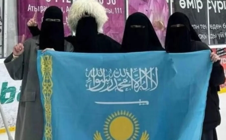 Арабша жазуы бар ту ұстап суретке түскендерге сот үкімі шықты