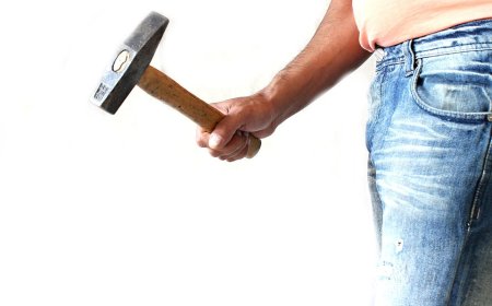 Тараз көшелерінде қолында балғасы бар маньяк жүргені рас па?