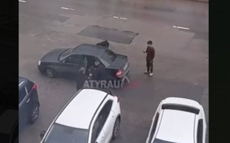 Похищение среди бела дня в Атырау: двое мужчин силой затолкали молодого парня в машину