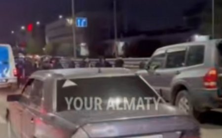 Екі адам қаза тапты: Алматыда мотоцикл жүргізушісі жолдағы жұмысшыларды қағып кетті