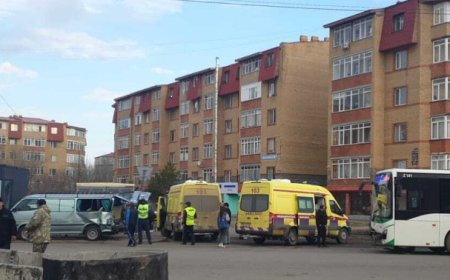 В Косшы микроавтобус с детьми врезался в остановку после столкновения: семеро госпитализированы