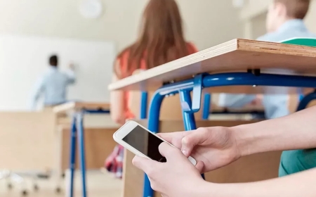 Во Франции ужесточат запрет на телефоны в школах — ученики будут сдавать гаджеты на весь день