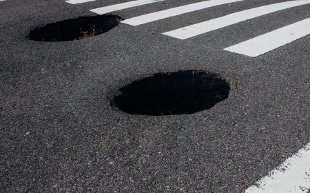 В Шымкенте погиб ребёнок, упав в неогороженную яму с водой