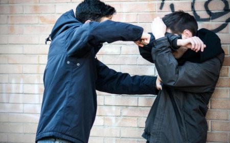 «Оқушылардан ақша жинап, қорқытады»: Маңыстау облысында бір топ ата-ана дабыл қақты