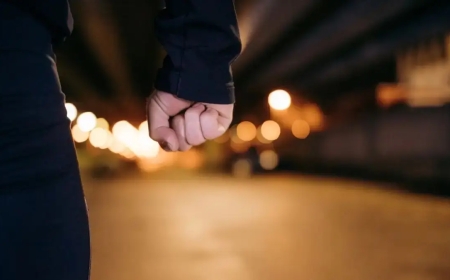 «Ұрып-соғып, ақша жинайды»: Бейнеуде ата-аналар балаларының өмірі үшін қорқып отыр