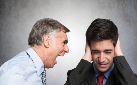 Шымкентте желіде пікір білдіріп, лайық баспаған қызметкерлерге қырғидай тиген басшы жазаланды