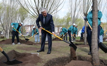 Токаев принял участие в высадке деревьев в парке “Жастар”