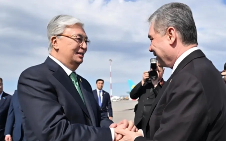 Токаев встретил Бердымухамедова в аэропорту Туркестана