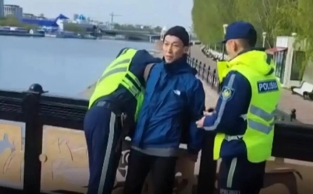 «Заңға сай әрекет етті»: Астана полициясы велосипедшіге күш көрсетіп тұтқынға алған қызметкерлерін ақтап алды