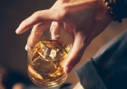 Алкогольге құмарлықты азайтудың күтпеген тәсілі анықталды