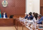 Премьер Бектенов обсудил с экспертами вопрос оптимизации неприоритетных расходов