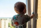С начала года в Казахстане из окон выпали 60 детей — пятеро погибли