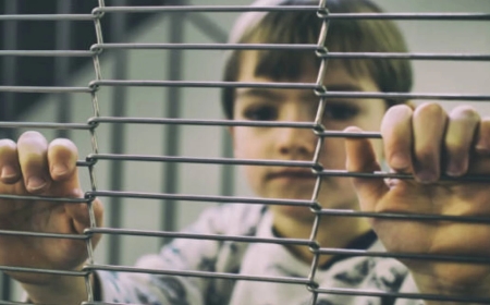 «Дәретке кестемен баруға мәжбүрлеген»: Төрт жыл бойы балаларын далаға шығармаған ата-ана ұсталды