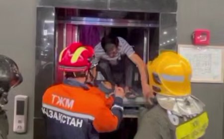 В Астане спасатели освободили застрявших в лифте взрослых и младенца