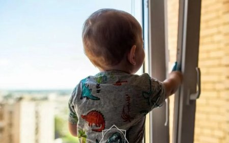 С начала года в Казахстане из окон выпали 60 детей — пятеро погибли