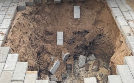 Астанада жаяу жүргіншілер жолағы опырылып, қыз бала шұңқырға түсіп кетті