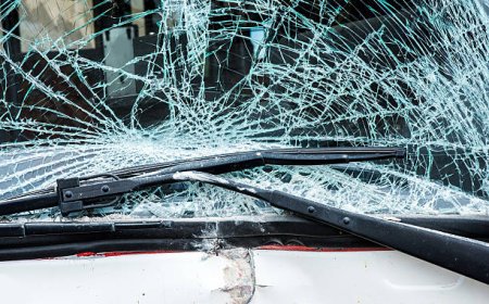 Астанада автобус бағанаға соғылды: 8 жастағы қыз екі аяғынан айырылды