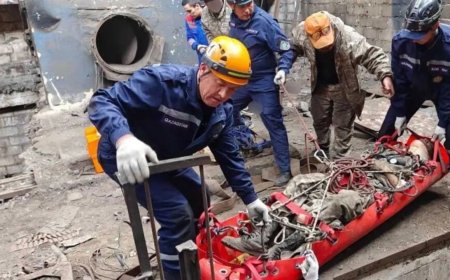 В Павлодаре рабочий сорвался с восьмиметровой высоты