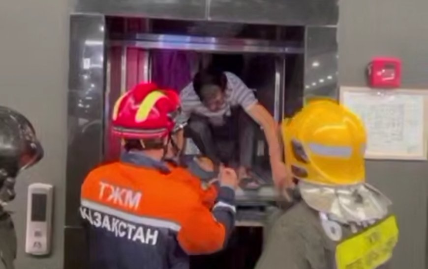 В Астане спасатели освободили застрявших в лифте взрослых и младенца