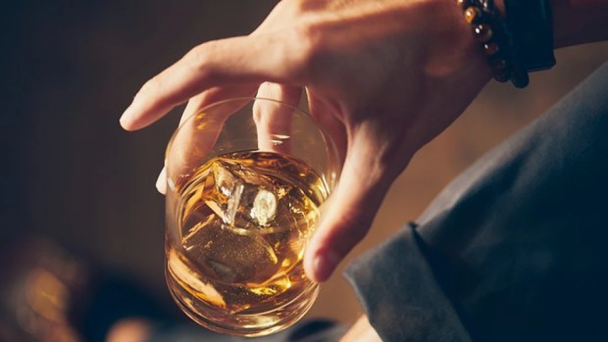 Алкогольге құмарлықты азайтудың күтпеген тәсілі анықталды
