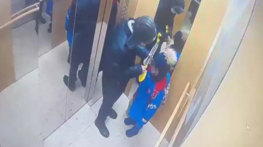 «Бір жақ беті мүлде қозғалмайды»: Лифтіде пышақталған баланың қазіргі жағдайы белгілі болды