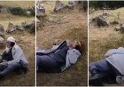 «Жүрегің езіледі ғой»: Туған жеріне оралып, жерге аунаған қарияның сағынышы жұртты жылатты (ВИДЕО)