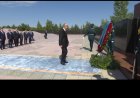 Президент Токаев возжолил цветы в память жертв политических репрессий и голода