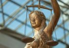 В Жетысуской области наказали родственницу осуждённого за поведение в суде