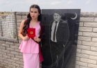 Мектеп бітірген қыз әкесінің басына барып, қызыл аттестатын көрсетті