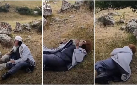 «Жүрегің езіледі ғой»: Туған жеріне оралып, жерге аунаған қарияның сағынышы жұртты жылатты (ВИДЕО)