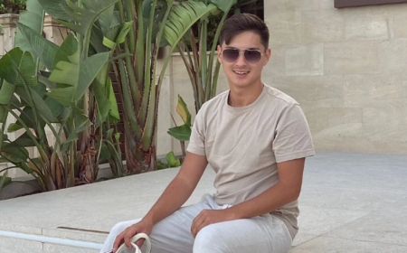 «Жаңалық көп»: Бельгиялық әйел асырап алған Жәнібек Савельев туған анасы туралы жайттың шетін шығарды