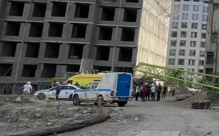 Кран упал на стройке